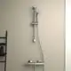 Brauseanlage mit Thermostat und Handbrause, montiert an einer Wand. Chromoberfläche, Zubehör sichtbar. Ideal Standard Produkt für Badezimmeranwendungen.